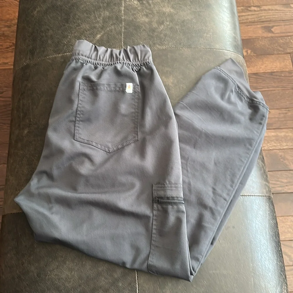 Like new: Scrubstar gray jogger scrub pants and Gray scrub top - Picture 2 of 4